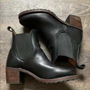 Frye Sabrina Chelsea bootie!